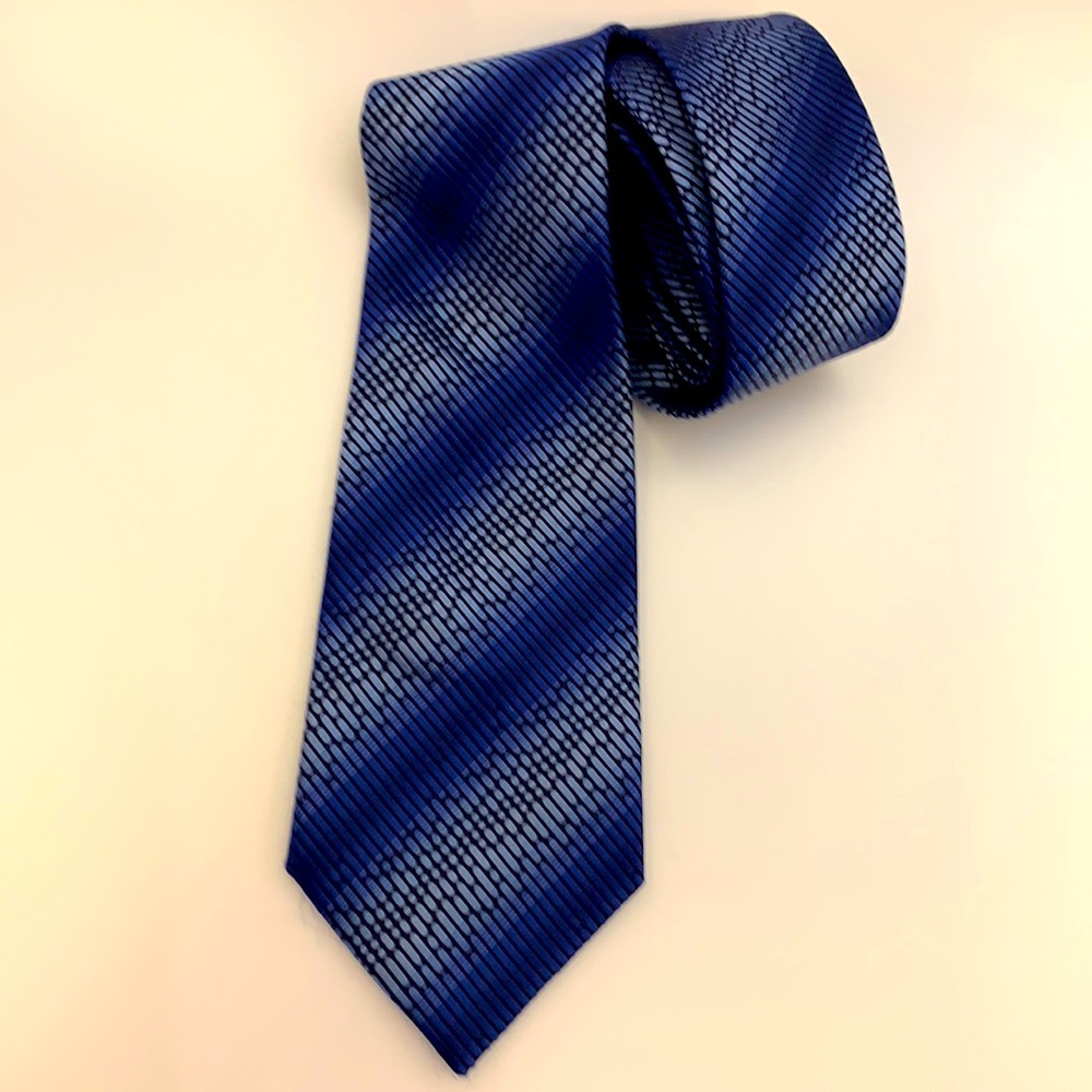 BUGATCHI 100% silk made in Italy blue pattern tie